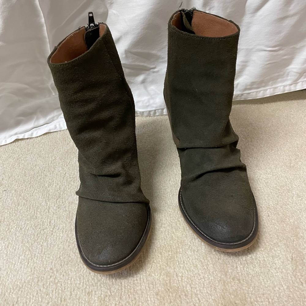 Rebels made in Portugal. Suede Olive leather wedges. Size 39.
